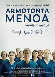 En grupp vårdare står i sina blå arbetskläder och ser allvarliga ut.